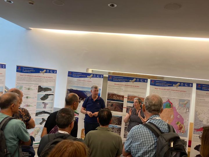 Asistencia y presentación de la colección de roll-up Volcanes en Movimiento en el XXI Simposio sobre Enseñanza de la Geología